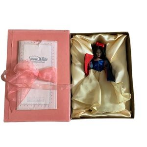 Limited Edition Disney SNOW WHITE Bookshelf DOLL
